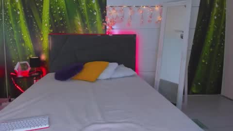 HollyTaillor online show from 10-17-25, 12:08