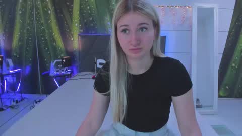 Snapshot of hollytaillor chatting on 06-07-26, 05:11 HollyTaillor online show from 06-07-26, 05:11