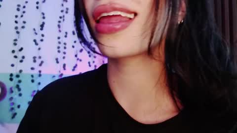 Snapshot of hollyxx_ chatting on 12-11-24, 11:00 holly online show from 12-11-24, 11:00