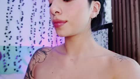 Snapshot of hollyxx_ chatting on 12-12-24, 02:04 holly online show from 12-12-24, 02:04