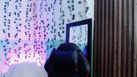 Snapshot of hollyxx_ chatting on 12-12-24, 10:09 holly online show from 12-12-24, 10:09