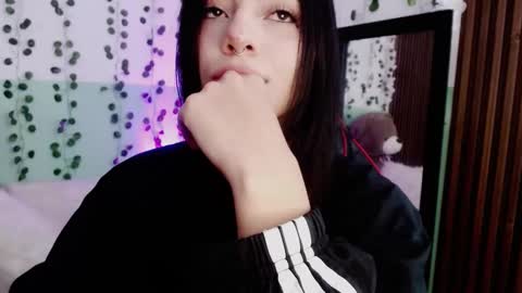 Snapshot of hollyxx_ chatting on 12-18-24, 05:52 holly online show from 12-18-24, 05:52