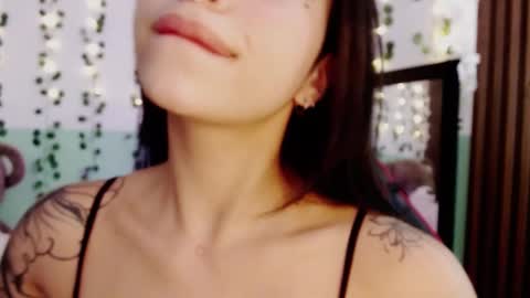 Snapshot of hollyxx_ chatting on 12-18-24, 08:57 holly online show from 12-18-24, 08:57