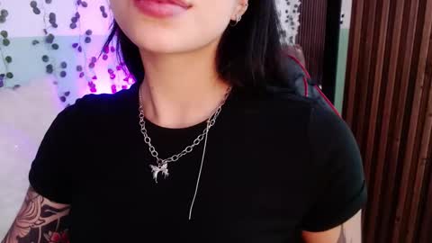 Snapshot of hollyxx_ chatting on 12-20-24, 05:40 holly online show from 12-20-24, 05:40