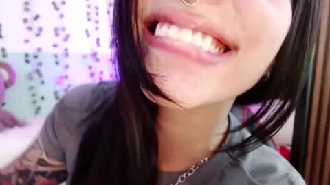 Snapshot of hollyxx_ chatting on 12-21-24, 05:18 holly online show from 12-21-24, 05:18