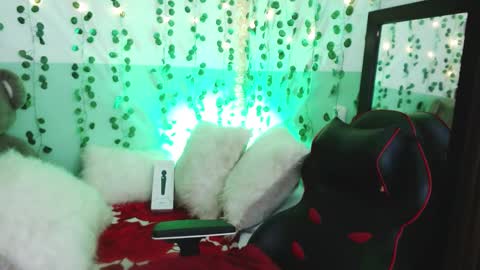 Snapshot of hollyxx_ chatting on 12-30-24, 07:21 holly online show from 12-30-24, 07:21