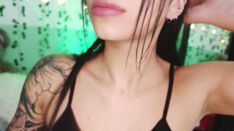 Snapshot of hollyxx_ chatting on 12-30-24, 10:23 holly online show from 12-30-24, 10:23