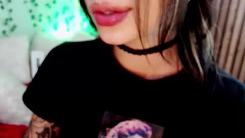 Snapshot of hollyxx_ chatting on 01-02-25, 10:22 holly online show from 01-02-25, 10:22