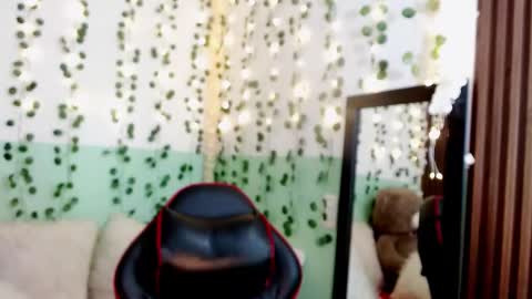 Snapshot of hollyxx_ chatting on 01-03-25, 01:27 holly online show from 01-03-25, 01:27