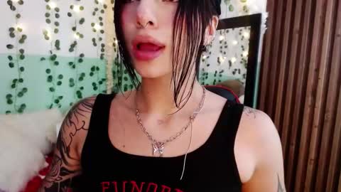 Snapshot of hollyxx_ chatting on 01-05-25, 08:00 holly online show from 01-05-25, 08:00