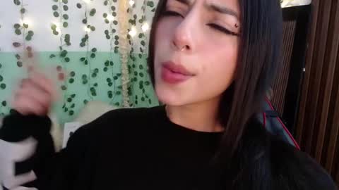 Snapshot of hollyxx_ chatting on 01-10-25, 08:15 holly online show from 01-10-25, 08:15