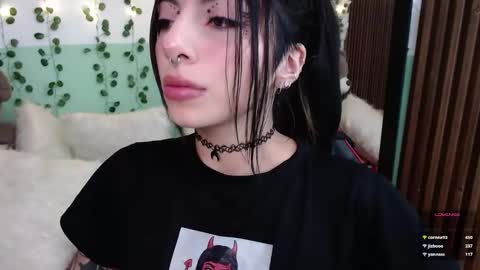 Snapshot of hollyxx_ chatting on 01-17-25, 01:36 holly online show from 01-17-25, 01:36