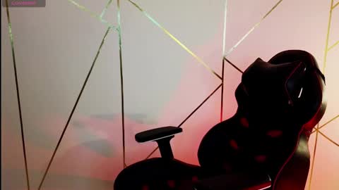 Snapshot of hollyxx_ chatting on 02-12-25, 09:01 holly online show from 02-12-25, 09:01