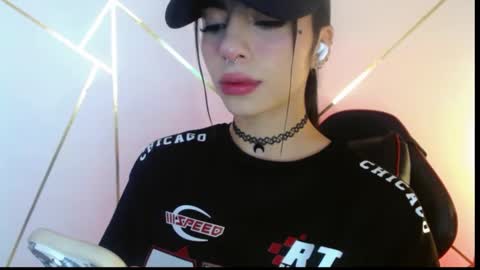 Snapshot of hollyxx_ chatting on 02-21-25, 01:44 holly online show from 02-21-25, 01:44