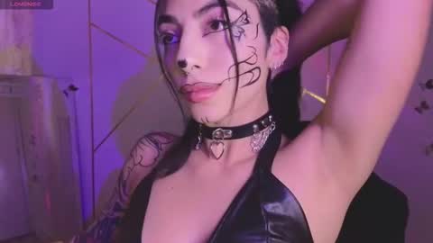 Snapshot of hollyxx_ chatting on 10-11-25, 12:10 holly online show from 10-11-25, 12:10