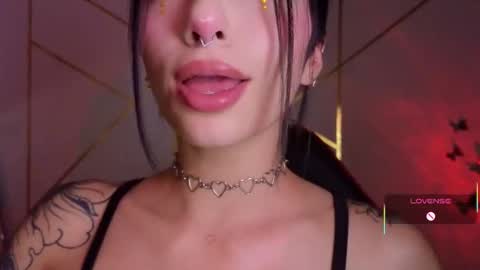 Snapshot of hollyxx_ chatting on 10-30-25, 12:01 holly online show from 10-30-25, 12:01