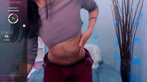 Snapshot of holy_girl_x chatting on 09-27-25, 02:05 Holy girl online show from 09-27-25, 02:05