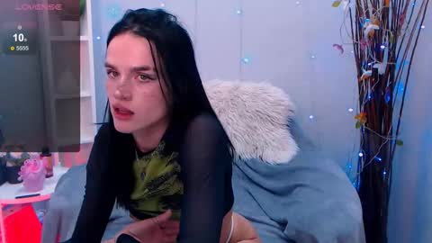 Snapshot of holy_girl_x chatting on 10-13-25, 02:00 Holy girl online show from 10-13-25, 02:00