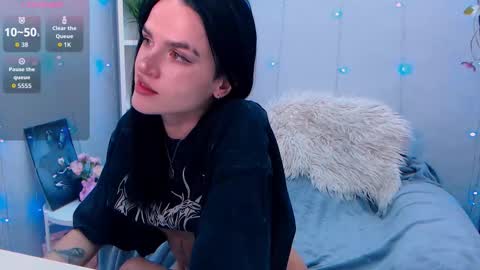 Snapshot of holy_girl_x chatting on 11-12-25, 02:01 Holy girl online show from 11-12-25, 02:01