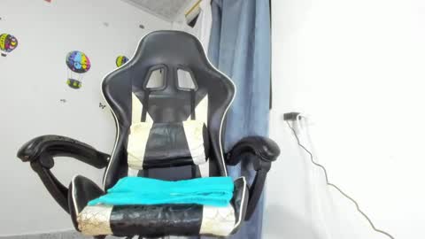 Snapshot of holy_sailt chatting on 12-18-24, 02:32 Holly online show from 12-18-24, 02:32