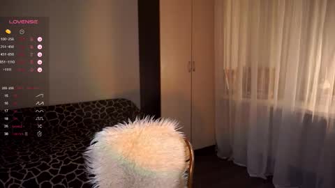 Snapshot of holyvivian chatting on 09-21-25, 08:21 V online show from 09-21-25, 08:21