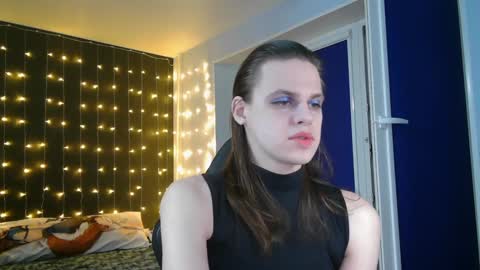 Snapshot of honelin chatting on 01-12-25, 07:10 Honelints boyblonde hair AsterMIntfemboybrown hair online show from 01-12-25, 07:10