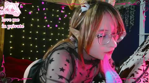 Snapshot of honelin chatting on 12-20-25, 02:46 Honelints boyblonde hair AsterMIntfemboybrown hair online show from 12-20-25, 02:46