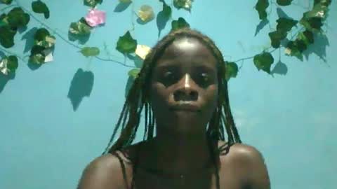Snapshot of honey_bug2 chatting on 09-24-25, 07:28 Queen online show from 09-24-25, 07:28