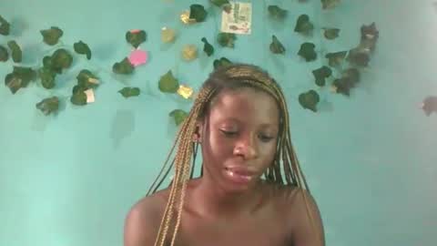 Snapshot of honey_bug2 chatting on 10-06-25, 09:07 Queen online show from 10-06-25, 09:07