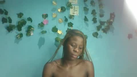 Snapshot of honey_bug2 chatting on 10-06-25, 09:23 Queen online show from 10-06-25, 09:23