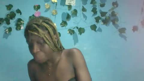 Snapshot of honey_bug2 chatting on 10-15-25, 09:04 Queen online show from 10-15-25, 09:04