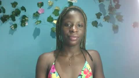 Snapshot of honey_bug2 chatting on 10-19-25, 01:17 Queen online show from 10-19-25, 01:17