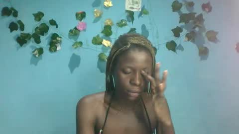 Snapshot of honey_bug2 chatting on 10-20-25, 03:29 Queen online show from 10-20-25, 03:29