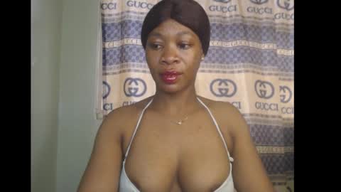 Snapshot of honey_dollxx chatting on 10-22-25, 08:36 Flora online show from 10-22-25, 08:36