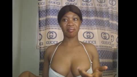 Snapshot of honey_dollxx chatting on 10-24-25, 08:22 Flora online show from 10-24-25, 08:22