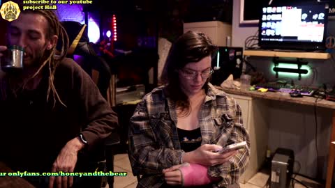 Snapshot of honeyand_thebear chatting on 12-15-24, 04:07 Honey and Bear online show from 12-15-24, 04:07
