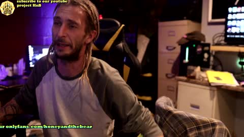 Snapshot of honeyand_thebear chatting on 12-17-24, 03:28 Honey and Bear online show from 12-17-24, 03:28