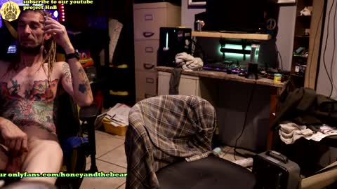 Snapshot of honeyand_thebear chatting on 12-20-24, 06:50 Honey and Bear online show from 12-20-24, 06:50