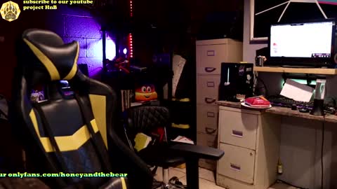 Snapshot of honeyand_thebear chatting on 12-21-24, 04:30 Honey and Bear online show from 12-21-24, 04:30