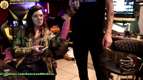 Snapshot of honeyand_thebear chatting on 12-22-24, 04:17 Honey and Bear online show from 12-22-24, 04:17