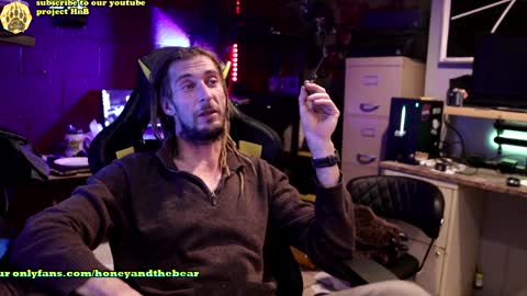 Snapshot of honeyand_thebear chatting on 12-24-24, 03:38 Honey and Bear online show from 12-24-24, 03:38