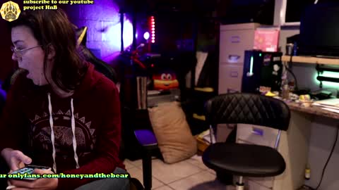 Snapshot of honeyand_thebear chatting on 12-30-24, 03:36 Honey and Bear online show from 12-30-24, 03:36