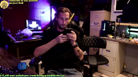 Snapshot of honeyand_thebear chatting on 01-01-25, 03:45 Honey and Bear online show from 01-01-25, 03:45