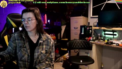 Snapshot of honeyand_thebear chatting on 01-04-25, 03:40 Honey and Bear online show from 01-04-25, 03:40