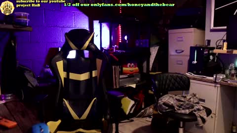 Snapshot of honeyand_thebear chatting on 01-08-25, 03:29 Honey and Bear online show from 01-08-25, 03:29