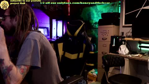 Snapshot of honeyand_thebear chatting on 01-20-25, 02:53 Honey and Bear online show from 01-20-25, 02:53