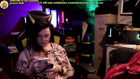 Snapshot of honeyand_thebear chatting on 02-04-25, 03:22 Honey and Bear online show from 02-04-25, 03:22