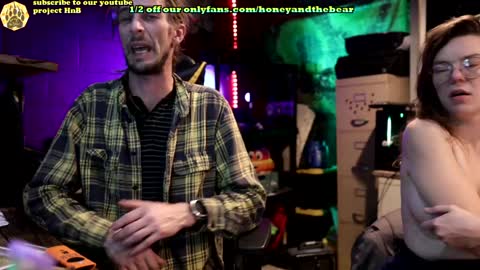 Snapshot of honeyand_thebear chatting on 02-09-25, 03:32 Honey and Bear online show from 02-09-25, 03:32