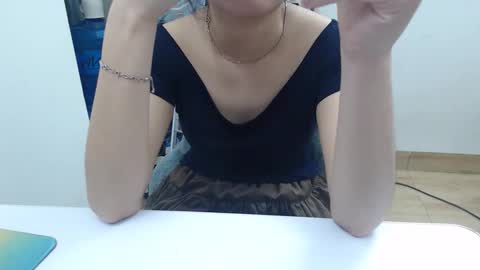 Snapshot of honeybaby2k chatting on 11-25-25, 02:44 honeybaby2k online show from 11-25-25, 02:44