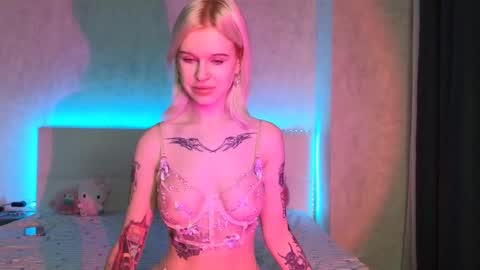 Snapshot of honeygold__ chatting on 10-10-25, 02:10 Lisa online show from 10-10-25, 02:10